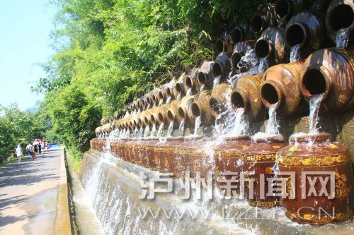 花田酒地景區(qū)酒壇倒出了水的靈動。